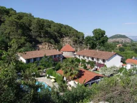 5000M2 In Dalyan-Köycegiz, Dalyan, Dalyan Immobilien-Hotel Zum Verkauf Mit 30 Zimmern, Auf Einem Grundstück